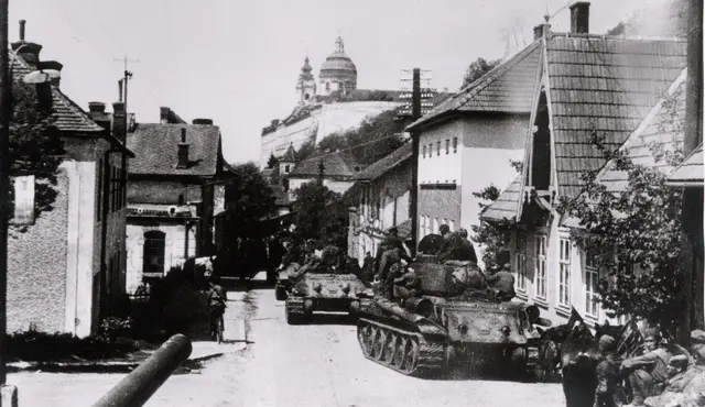 Schraße in Melk. Im Hintergrund das Stift, vorne der fahrende Panzer.
