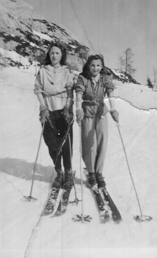 <p>Margaretha Chalupka (re. im Bild) in ihrem Winteroutfit&nbsp;der Familie Trapp</p>
