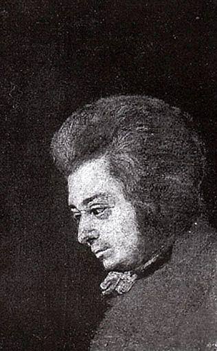 Das Bild zeigt Wolfgang Amadeus Mozart von der Seite mit ernstem Gesicht nach unten blickend.