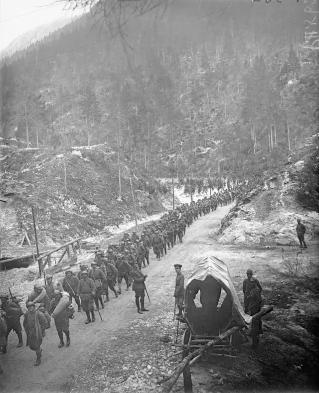 Italienische Truppen auf dem Vormarsch nach der Schlacht von Vittorio Veneto