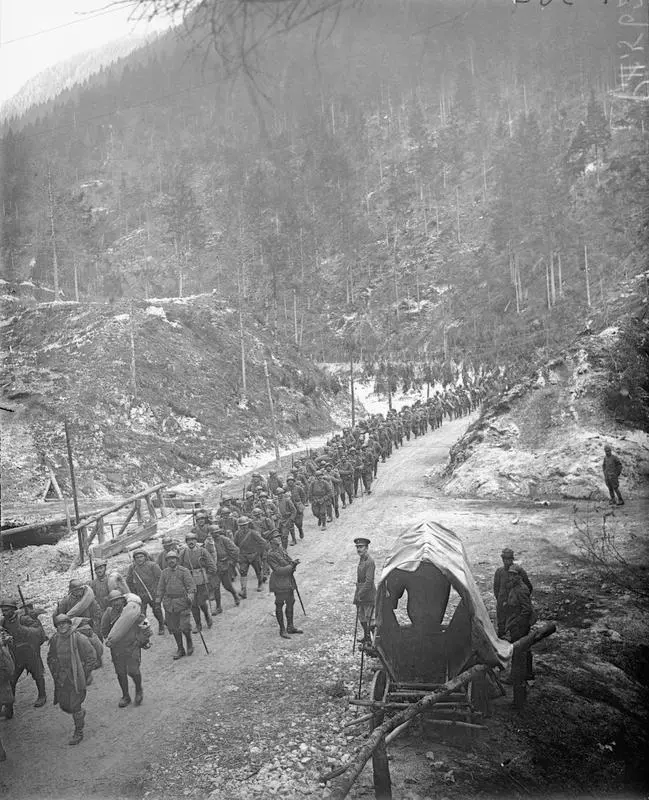 Italienische Truppen auf dem Vormarsch nach der Schlacht von Vittorio Veneto