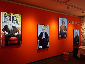 „Clubraum“ der Ausstellung auf der Schallaburg mit lebensgeschichtlichen Interviews. ©Österreichische Mediathek/Maier
