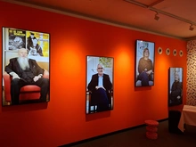 „Clubraum“ der Ausstellung auf der Schallaburg mit lebensgeschichtlichen Interviews. ©Österreichische Mediathek/Maier