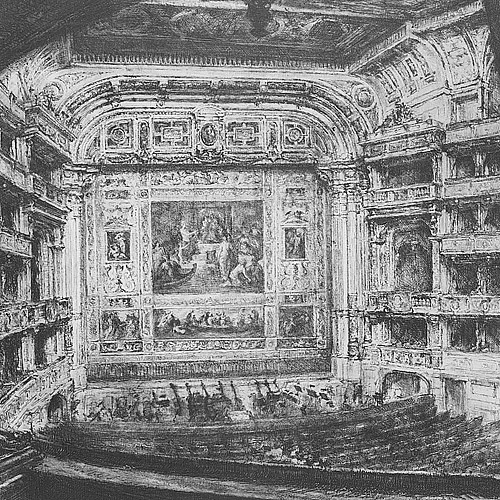 Innenansicht der Hofoper. Blick über die vordersten Zuschauerränge und den Orchestergraben auf die reich mit allegorischen Bildern geschmückte Bühne. Seitlich sieht man die Logen in unterschiedlichen Größen.