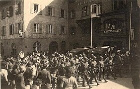 Musikabteilung von US-Soldaten. Auch Schaulustige sind zu sehen.