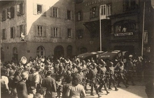 Musikabteilung von US-Soldaten. Auch Schaulustige sind zu sehen.