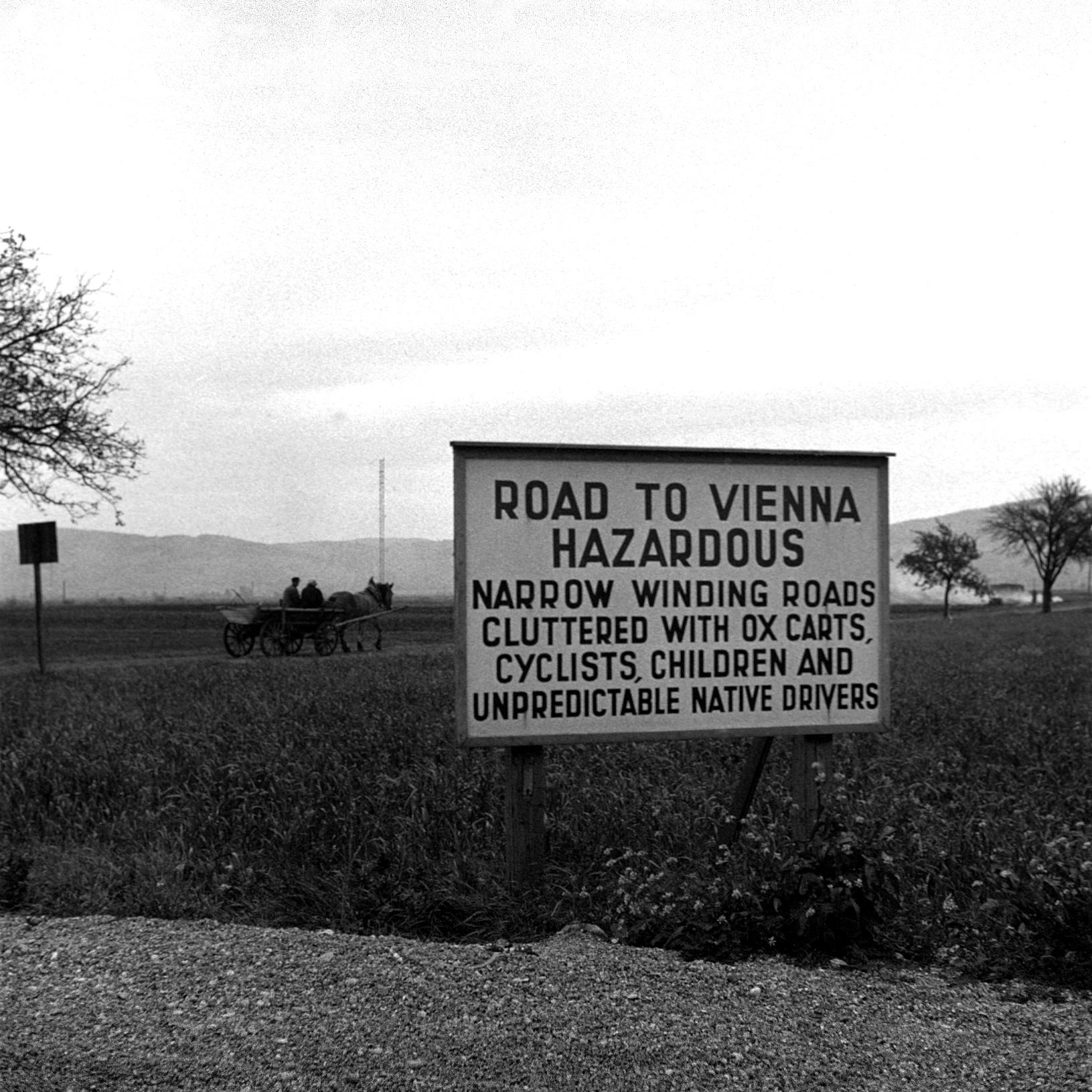 Amerikanische Verkehrswarntafel in der russischen Zone