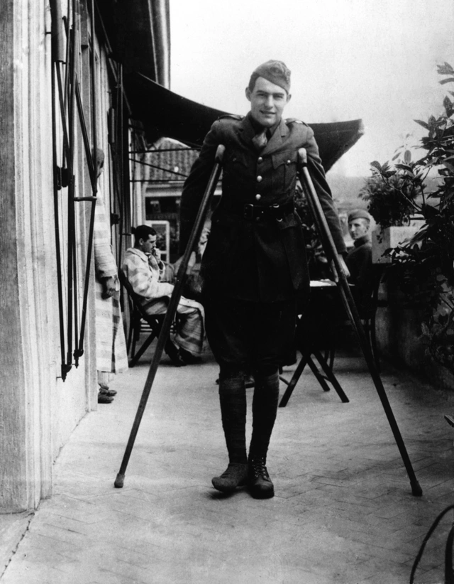 Der verletzte Ernest Hemingway im Lazarett in Italien