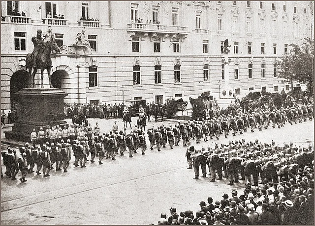 Truppenparade vor dem Kriegsministerium
