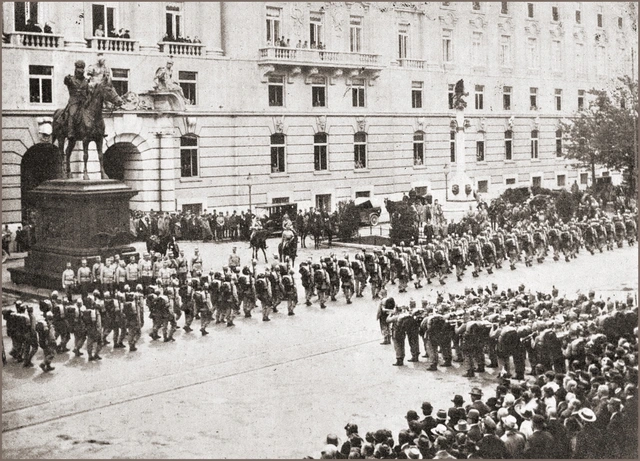 Truppenparade vor dem Kriegsministerium
