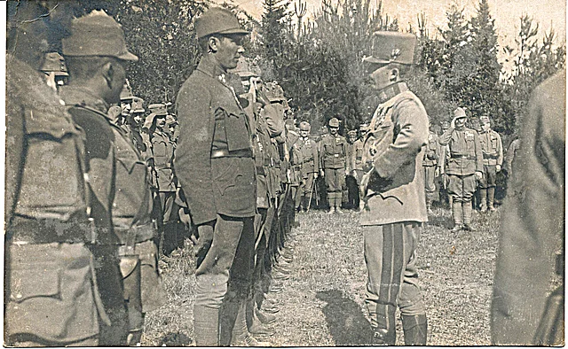 Kaiser Karl I. bei einem Frontbesuch an der Italienfront.