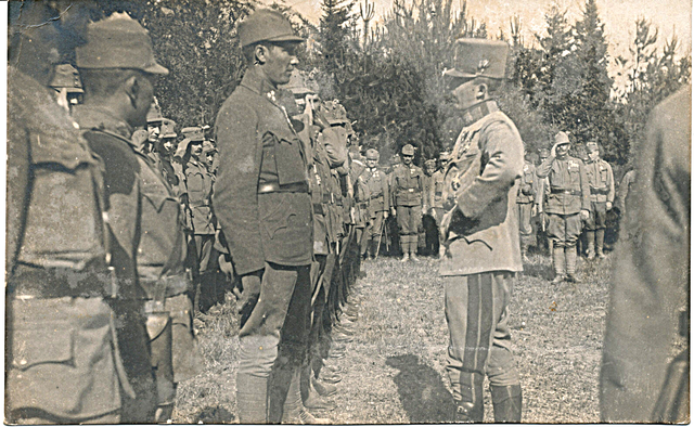 Kaiser Karl I. bei einem Frontbesuch an der Italienfront.