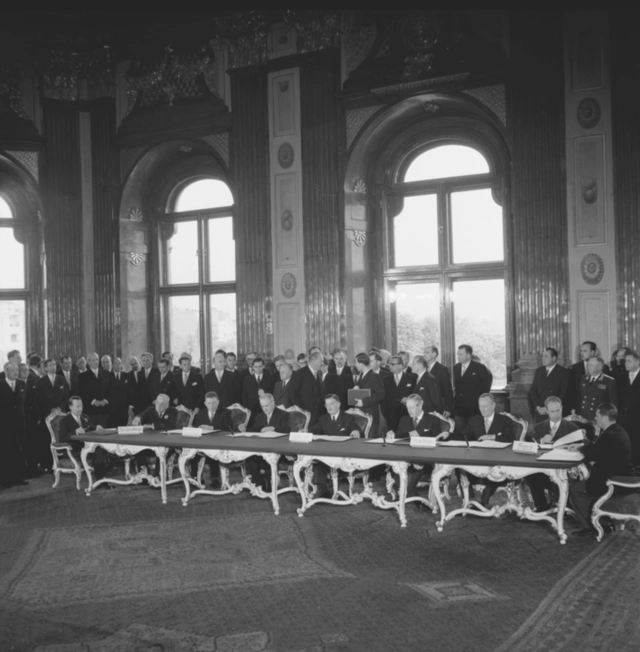 Blick in den Saal des Schloss Belevdere mit den Politikern an den Tischen. Hinter den sitzenden auch stehende Politiker.