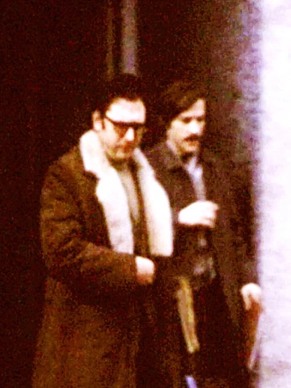 Gerhard Jagschitz (links) und Rainer Hubert (links) gehen nebeneinander  Das Bild ist verschwommen. 