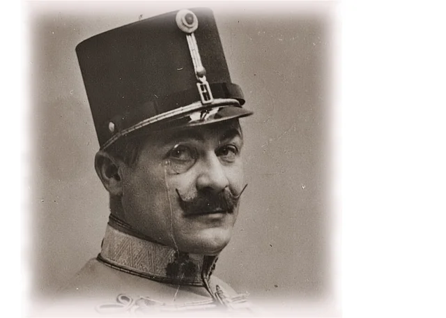Richard Waldemar, Sänger und Kabarettist (1869-1946). Kopfportrait mit Uniformkappe.