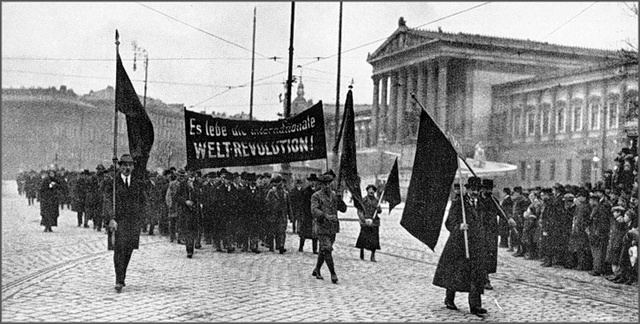 Aufmarsch von Arbeiterräten vor dem Parlament
