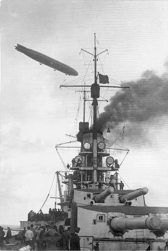 Deutsches Schlachtschiff und deutscher Zeppelin beim Unternehmen Albion