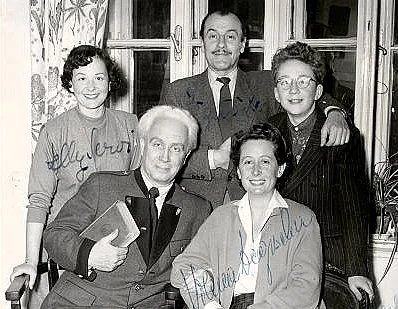 Gruppenfoto in einem Zimmer vor einem Fenster.