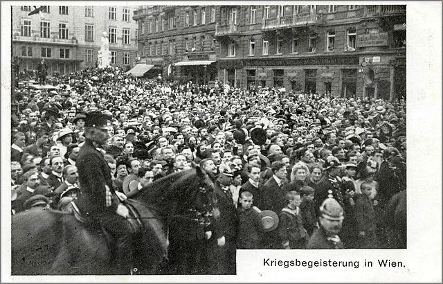 Kriegsbegeisterung in Wien vor dem Kriegsministerium