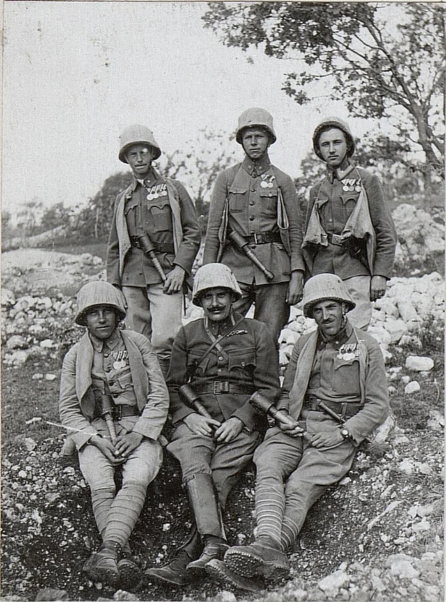 Vielfach dekorierte Sturmzugskommandanten an der Isonzofront. Aufnahme vom 8. September 1917.