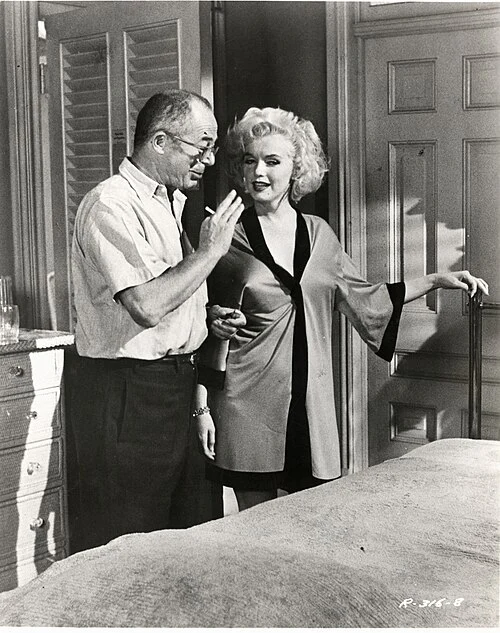 Billy Wilder neben der Schauspielerin Marylin Monroe, Schwarzweiß-Aufnahme