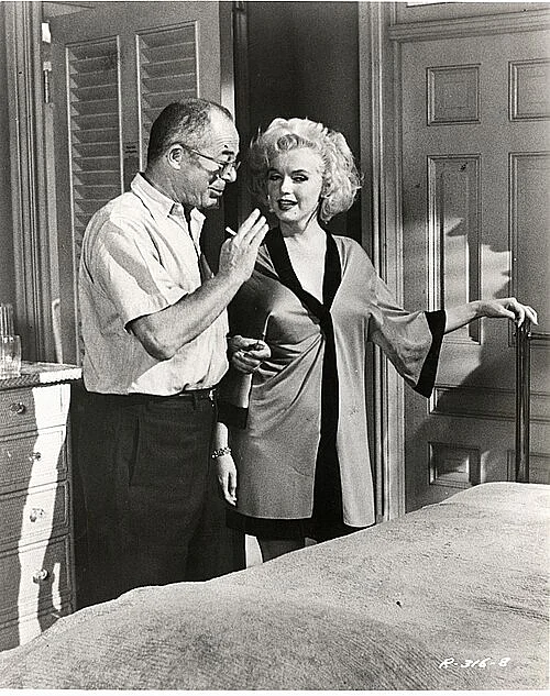 Billy Wilder neben der Schauspielerin Marylin Monroe, Schwarzweiß-Aufnahme