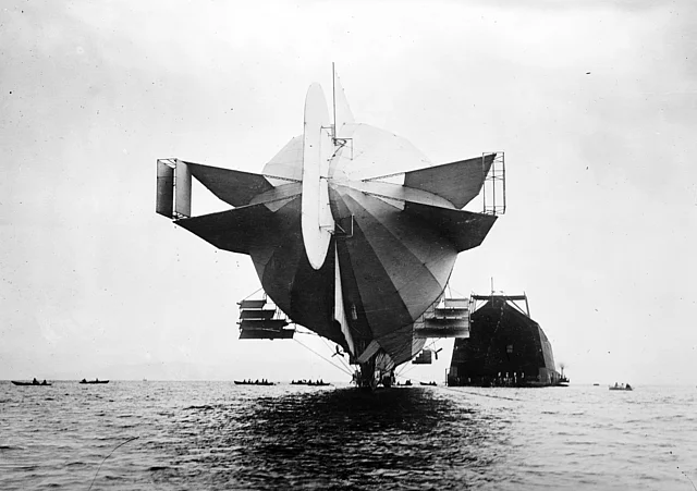 Zeppelin mit schwimmender Halle am Bodensee