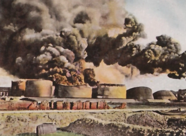 Brennende rumänische Erdöl-Tanks
