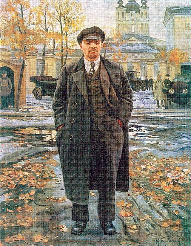 Lenin vor dem Smolny in Petrograd