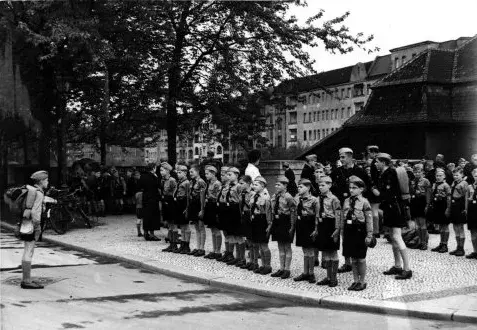 Pimpfe der Hitlerjugend gehen auf Pfingstfahrt. 27. Mai 1939. Hitlerjugend in Uniform auf einem kleinen Platz angetreten und stillgestanden.