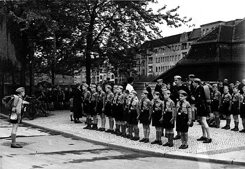 Pimpfe der Hitlerjugend gehen auf Pfingstfahrt. 27. Mai 1939. Hitlerjugend in Uniform auf einem kleinen Platz angetreten und stillgestanden.