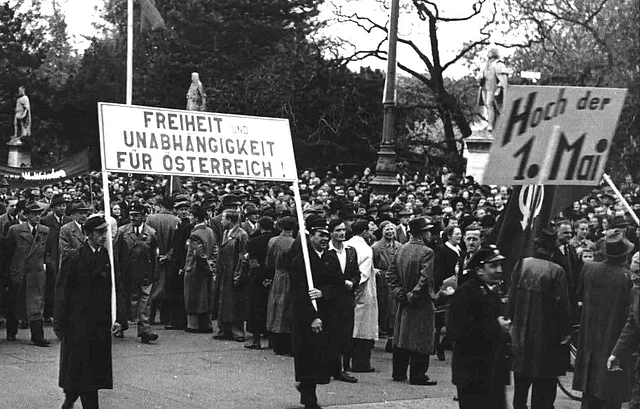 Eine Große Tafel "Freiheit und Unabhängigkeit für Österreich" wird vom Festzug mitgetragen.