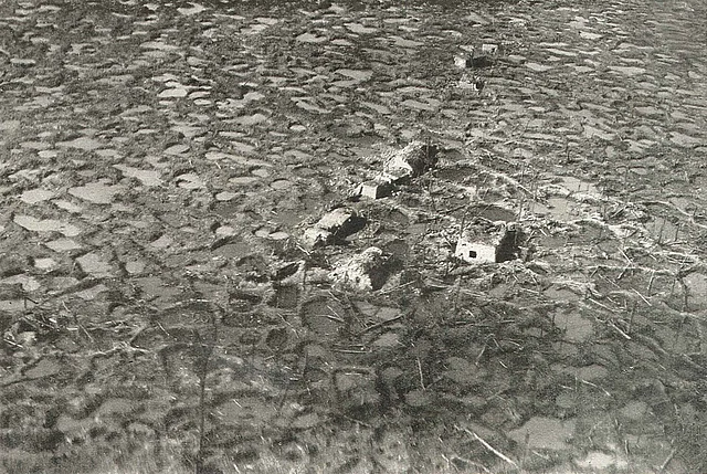 Völlig "zertrommelte" Landschaft um deutsch Bunker bei Ypern