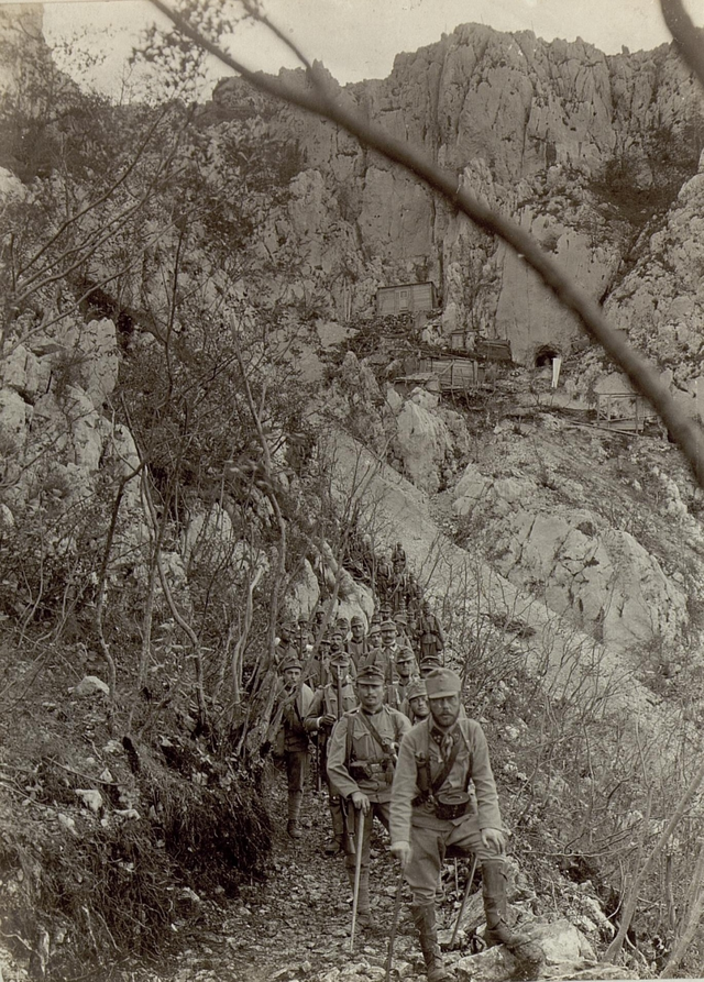 Österreich-ungarische Truppen beim Abstieg vom Monte Sabotino