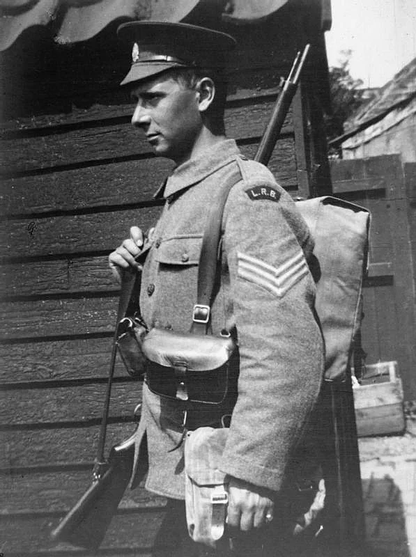 Sergeant Brian Needell, 1/5 Battalion, London Regiment (London Rifle Brigade), mit der Lederausrüstung aus dem Jahr 1914. Brian Needell war 1909 in die Armee eingetreten. Er ist am 2. Mai 1917 gefallen.