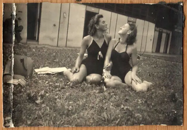 <p>Elfriede Kohles mit einer Freundin im Schwimmbad.</p>