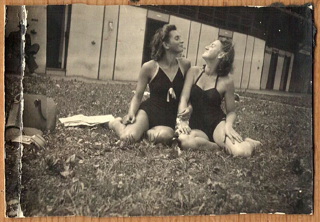 <p>Elfriede Kohles mit einer Freundin im Schwimmbad.</p>