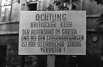 Schild: Achtung Britischer Club. Der Aufenthalt im Garten und bei den Stiegenaufgängen ist für Österreicher streng verboten!