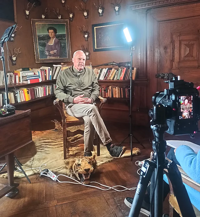 Interviewsituation mit Georg Clam-Martinic auf der Burg Clam (der Tiger wurde von seinem Großonkel Heinrich Clam-Martinic auf der Weltreise von Erzherzog Franz Ferdinand [1892-93] in Nepal erlegt), 2025