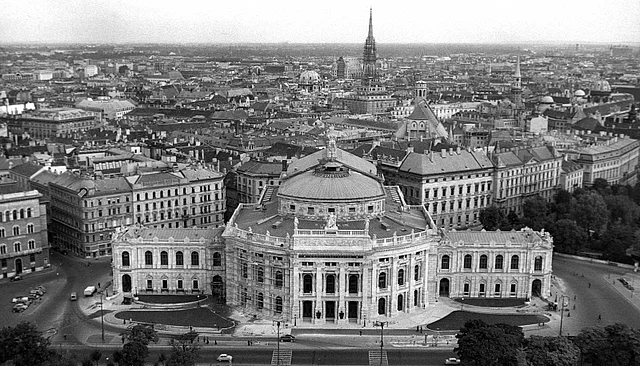 Das Burgtheater vom Wiener Rathaus aus gesehen.
