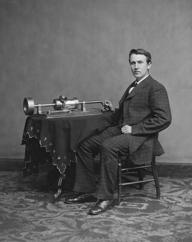Thomas Alva Edison mit seinem Zinnfolienphonographen (1878)