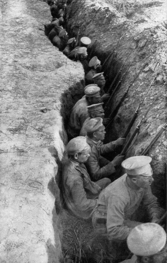 Russische Soldaten in einem Schützengraben