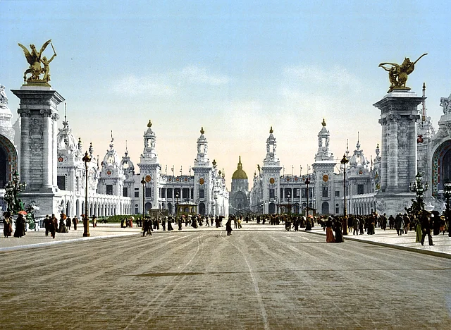 Der Blick über die Avenue Nicholas II., im Jahr 1900, mit den Gebäuden der Weltausstellung, über die Ponte Alexandre III. zum Invaliedendom.