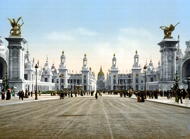Der Blick über die Avenue Nicholas II., im Jahr 1900, mit den Gebäuden der Weltausstellung, über die Ponte Alexandre III. zum Invaliedendom.