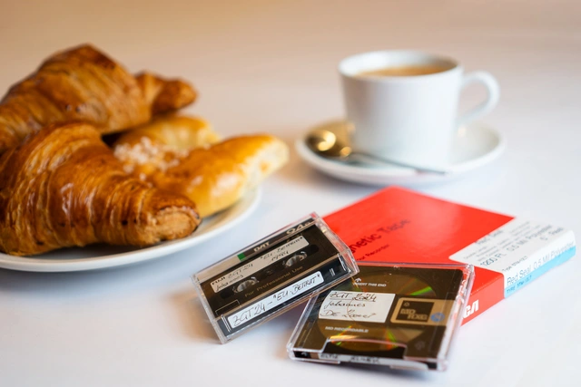 Tonbänder und Frühstücksgeschirr