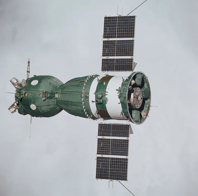 18. Juli 1975 - das sowjetische Sojus 19 Raumschiff nähert sich dem Apollo Raumschiff.