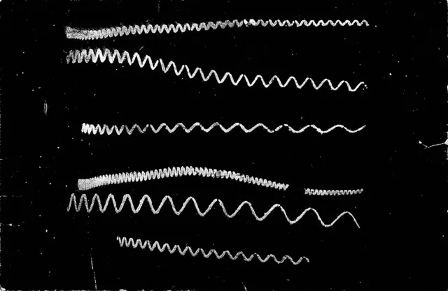 Die Vibrationen einer Stimmgabel werden auf einen rußgeschwärzten beweglichen Untergrund übertragen