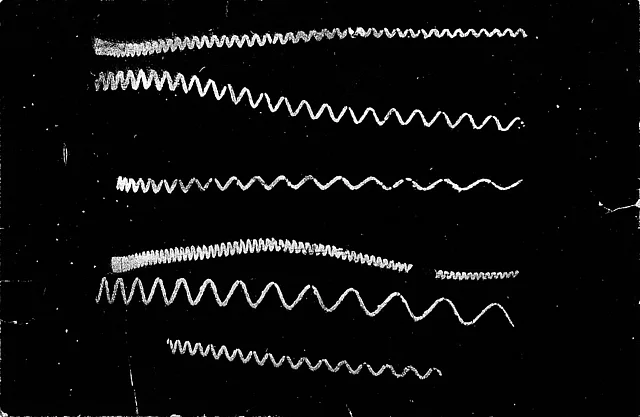 Die Vibrationen einer Stimmgabel werden auf einen rußgeschwärzten beweglichen Untergrund übertragen