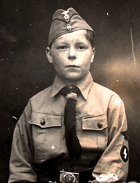 Knabe in seiner Uniform der Hitlerjugend