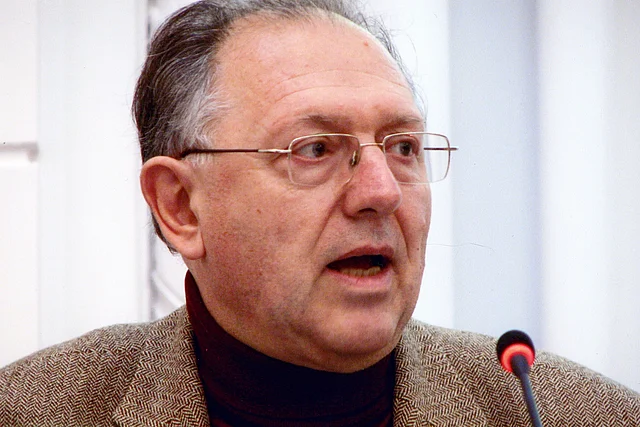Gehard Jagschitz spricht in ein Mikrofon, 1993